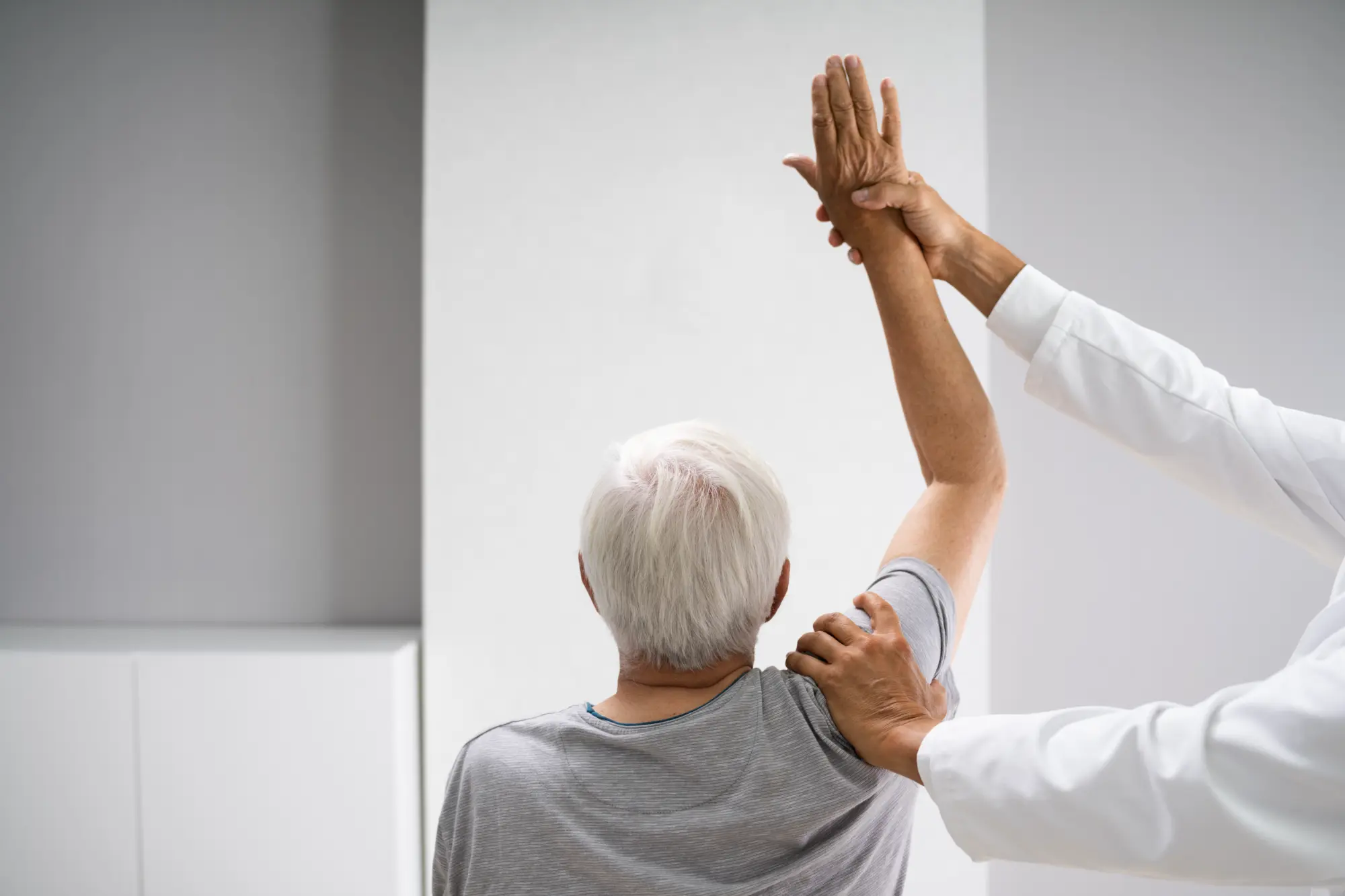 woman doing shoulder arthritis treatment with her doctor
