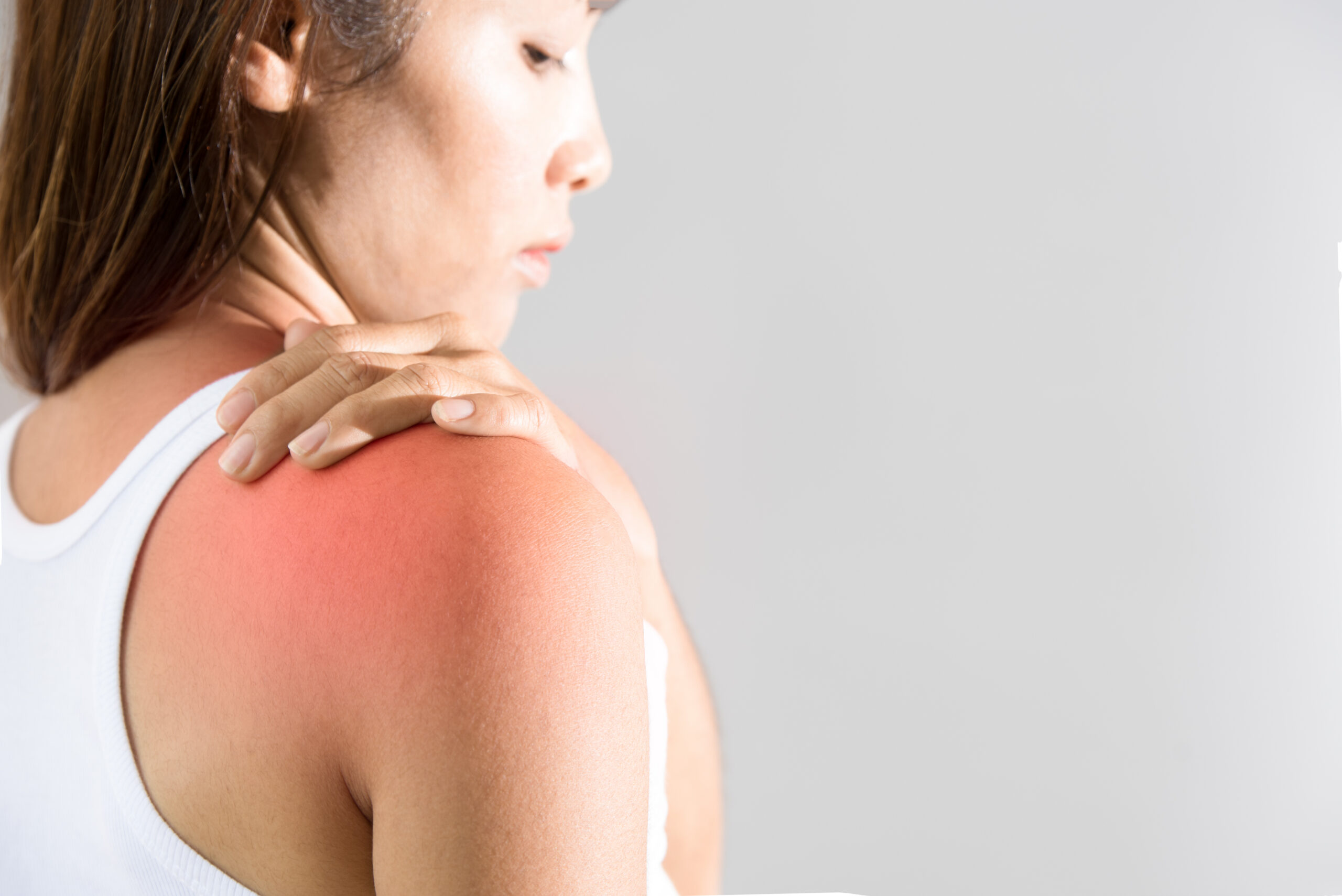 Female patient suffering from frozen shoulder.