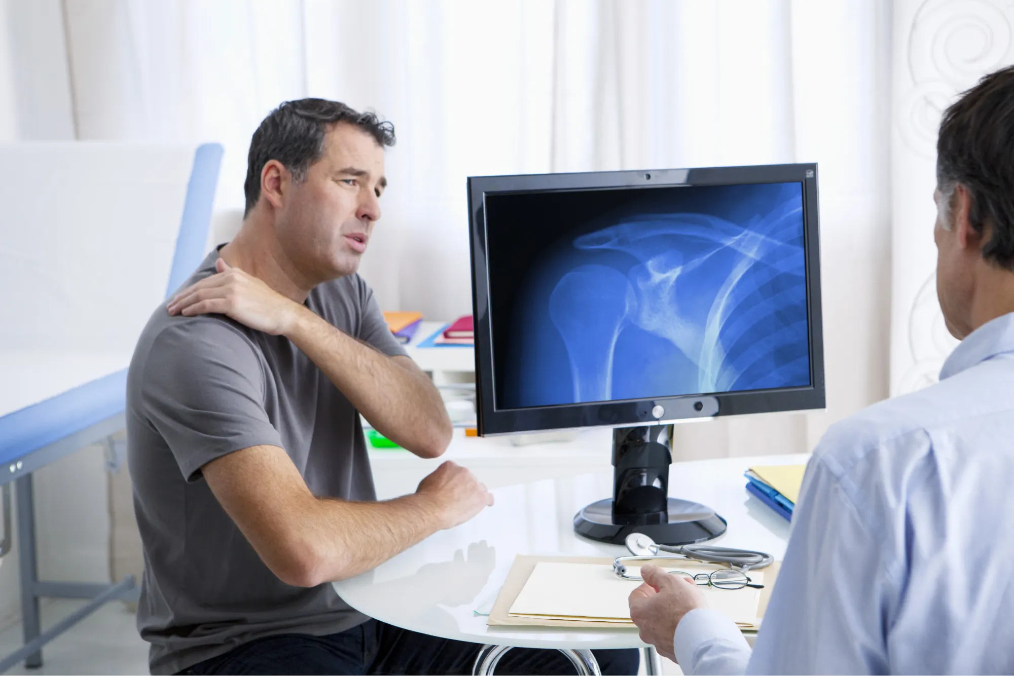 Patient with really bad shoulder pain going in to see a doctor